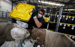 Công nhân vệ sinh phải tăng ca để dọn dẹp rác thải do COVID-19