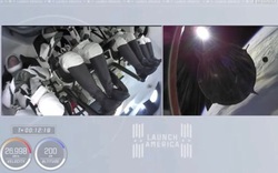 Tàu vũ trụ SpaceX suýt va chạm với các mảnh rác vũ trụ trước khi chạm trán UFO