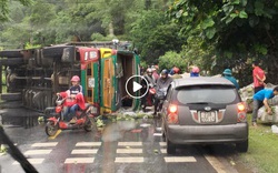 Ấm lòng ngày mưa: Người dân giúp tài xế xe tải bị lật thu gom chuối trên Quốc lộ