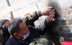 Trung Quốc: Kì lạ, hàng vạn du khách chen chúc để được chạm tay vào phiến đá kỳ lạ