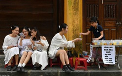 Hình ảnh 4 cô gái thưởng thức bát chè tại Hội An thắng giải ảnh ẩm thực quốc tế