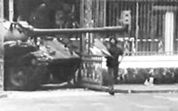 Khoảnh khắc chiếc xe tăng 843 húc vào cổng phụ trái dinh độc lập trong ngày 30/4/1975