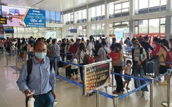 ẢNH: Người dân bắt đầu đổ về sân bay Tân Sơn Nhất di chuyển dịp nghỉ lễ 30/4-1/5