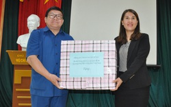 Chủ tịch Hội Nông dân Việt Nam thăm, tặng quà cho giáo viên, học sinh vùng cao Lào Cai