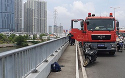 Nam thanh niên la hét rồi lao mình xuống sông Sài Gòn