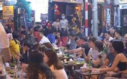 Bất chấp dịch Covid-19, phố Tạ Hiện tấp nập khách lúc nửa đêm, nhiều người "quên" đeo khẩu trang