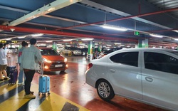 Ảnh: Làn dành cho xe công nghệ ở Tân Sơn Nhất vắng tanh, trên lầu vẫn chen chúc, xếp hàng chờ xe công nghệ...khác