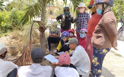 Bình Định: Dân kéo đến trụ sở chính quyền phản đối doanh nghiệp múc cát dưới lòng sông
