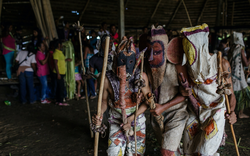 Kỳ lạ hoá trang thành quỷ, dương vật chạm khắc của bộ tộc Tikuna trong đêm nghi lễ này