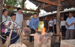 Chủ tịch Hội Nông dân Việt Nam vượt núi vào thăm bản quanh năm "đỏ lửa" ở Yên Bái