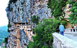 Tu viện ấn tượng nhất Hy Lạp với lối vào duy nhất bằng cầu trượt