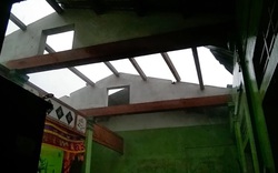 Quảng Trị: Lốc xoáy kinh hoàng khiến hàng chục nhà dân bị tốc mái, 2 lán trại chống dịch bị sập