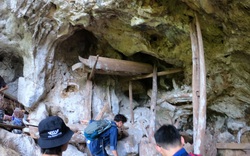 Sơn La: "Thám hiểm" các hang động chứa những cỗ quan tài cổ treo trên vách núi đá cao
