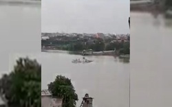 Nam Định: Toàn cảnh vụ chìm tàu tại cầu Lạc Quần, người đi đường đứng nhìn bất lực