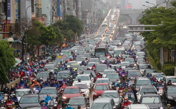 Nhiều tuyến đường Hà Nội ùn ứ kéo dài, người dân chôn chân trong mưa rét ngày đầu tuần