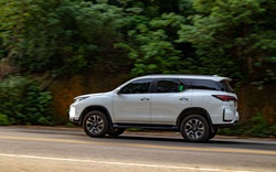 Toyota Fortuner Legender 2021: Đẹp thôi là chưa đủ với người Việt