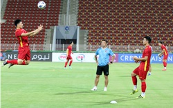 Clip: ĐT Việt Nam làm quen sân đấu Oman đẹp như mơ!