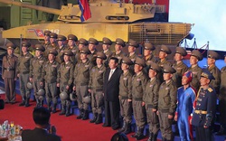 Vì sao quân đội Triều Tiên lại ăn mặc giống "siêu nhân"?