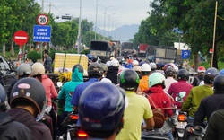 Đà Nẵng: Hàng trăm phương tiện nối đuôi nhau chờ qua chốt tại cửa ngõ ra vào thành phố