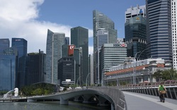 Singapore bất ngờ siết chính sách tiền tệ