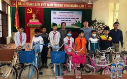 Hội Nông dân phường Bàng La: Trao tặng xe đạp cho các em học sinh nghèo hiếu học