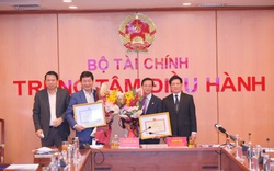 Bộ trưởng Bộ Tài chính tặng thưởng Bằng khen cho Công ty cổ phần FPT và Tập đoàn SOVICO