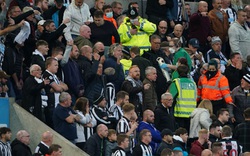Trận Newcastle vs Tottenham dừng giữa chừng vì CĐV bị đột quỵ