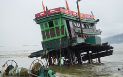 Đà Nẵng: Mưa to gió lớn, 2 tàu cá bị sóng đánh tan tành