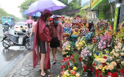 Dịp 20/10: Người dân đổ xô đi mua hoa dưới trời mưa tầm tã