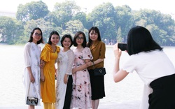 Hà Nội: Chị em xúng xính váy đẹp đổ về hồ Gươm chụp ảnh ngày 20/10 sau bao ngày giãn cách vì dịch
