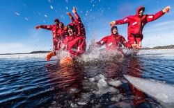 Lạnh tê người với tour trải nghiệm bơi cùng tảng băng giữa đại dương