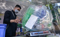 Hà Nội: Cận cảnh gian hàng đổi chai nhựa, vỏ lon... lấy rau củ quả