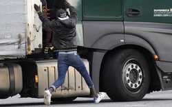 Liều mạng nhảy xe tải vào Anh: Hành trình nguy hiểm của người di cư bất hợp pháp