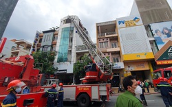 TP.HCM: Cảnh sát PCCC giải cứu thành công hàng chục người mắc kẹt trong đám cháy 
