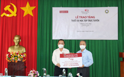 Agribank Chi nhánh Đồng Tháp trao tặng 62 điện thoại thông minh cho học sinh chưa có đủ phương tiện học trực tuyến