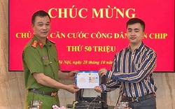 Bộ công an trao thẻ CCCD gắn chip thứ 50 triệu cho một công dân ở Hà Nội