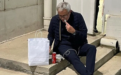 Bị cấm vào phòng thay đồ, HLV Mourinho ra ngoài ngồi ăn như công nhân