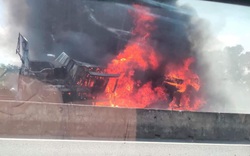 Xe tải chở ô tô con bốc cháy dữ dội trên quốc lộ 1A