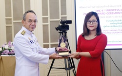 Cô giáo Hà Ánh Phượng nhận giải thưởng top 11 giáo viên xuất sắc nhất Đông Nam Á
