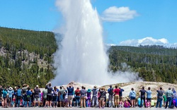 Mỹ: Bất chấp Covid, Vườn Quốc gia Yellowstone vẫn lập kỷ lục đón mỗi tháng 1 triệu khách du lịch