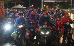 1h30 rạng sáng nay (7/10): Hàng trăm người hồi hương được cảnh sát hộ tống chạy xe máy qua hầm Hải Vân 
