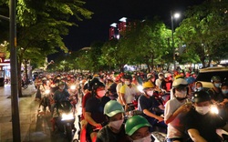 TP.HCM: Vừa nới lỏng giãn cách, phố đi bộ Nguyễn Huệ đông nghẹt người đi... giải stress