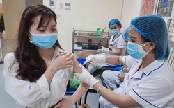 “Tiêm vaccine mũi 3 cho nhóm nguy cơ cao, lực lượng tuyến đầu là cần thiết”
