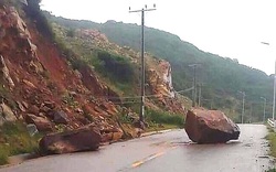 Ninh Thuận: Mưa lớn kéo dài, tảng đá nặng hàng tấn rơi xuống cung đường du lịch ven biển 