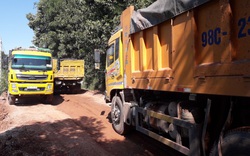 Thái Nguyên: Dân khốn khổ vì xe tải chở đất cày nát đường nông thôn
