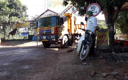 Xe tải chở đất cày nát đường nông thôn ở Thái Nguyên: Ai chịu trách nhiệm?