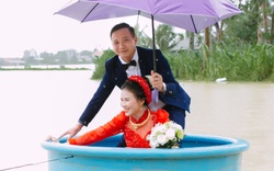 Bình Định: Cưới đúng ngày mưa lũ, cô dâu xinh đẹp được đón bằng thúng sau nhiều lần trì hoãn 