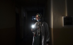 Bác sĩ Afghanistan vật lộn làm việc trong cảnh không lương, không thuốc men dưới thời Taliban 