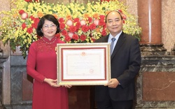 Nguyên Phó Chủ tịch nước Đặng Thị Ngọc Thịnh nhận Huân chương và quyết định nghỉ hưu