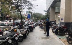 Bãi xe không phép gần ga Cát Linh: Từ trông xe miễn phí đến "tự ý" tổ chức thu phí trông giữ xe